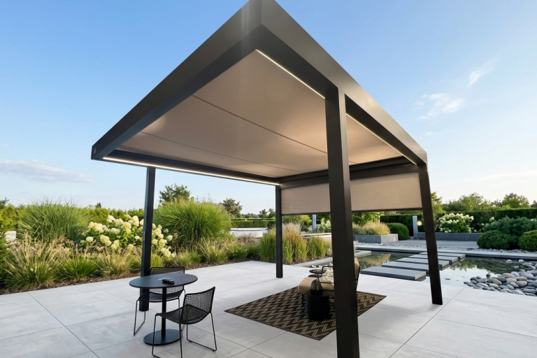 Pergola mit Stoffdach und integrierter Beleuchtung