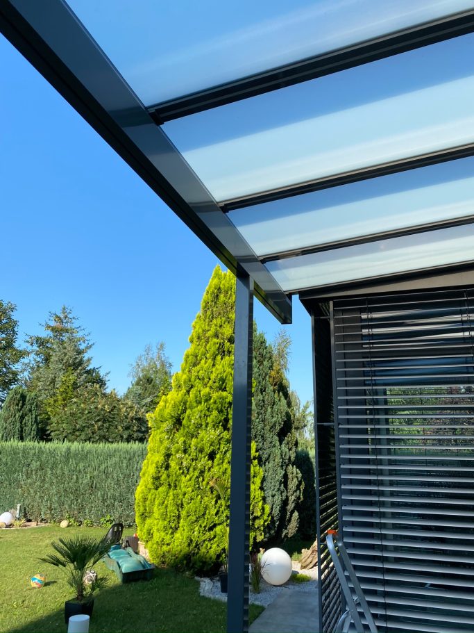 Terrassendach mit Glaselementen für geschützte Terrasse