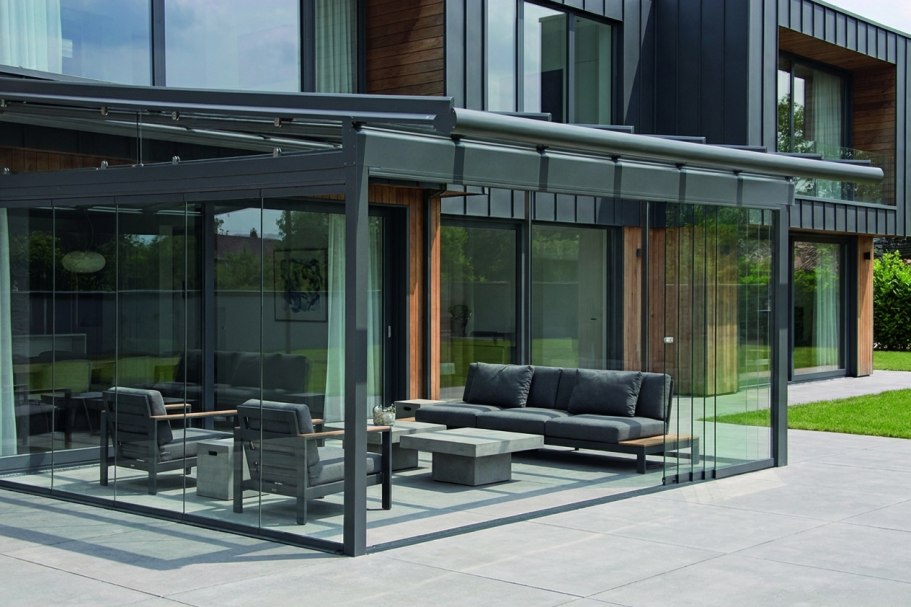 Terrassenüberdachung mit Glasdach als Outdoor Living Lösung