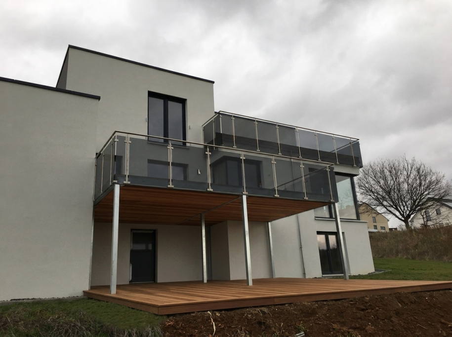 Große Balkonanlage an einem modernen Haus