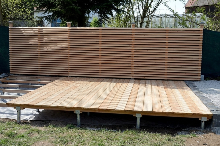 Terrassenbau auf Schraubfundamenten