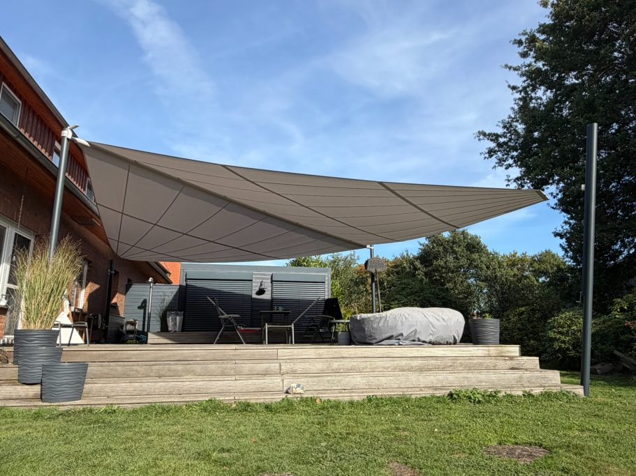 Freistehendes Sonnensegel auf einer Holzterrasse