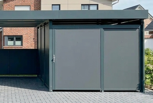 Integrierter Geräteraum am Carport für Garten und Zubehör