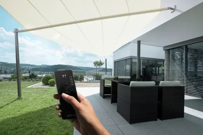 Steuerung eines Sonnensegels per Fernbedienung oder App
