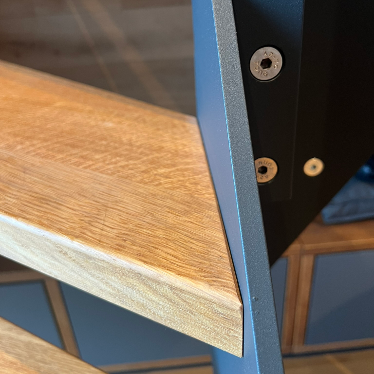 Detail einer Stahl Holz Treppe mit hochwertiger Verbindung