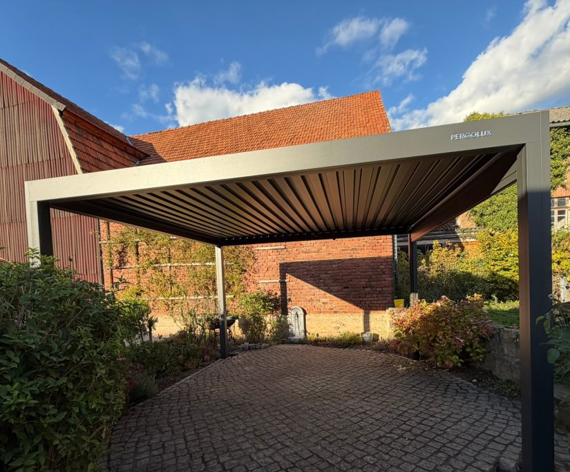 Lamellendach freistehend auf Terrasse montiert