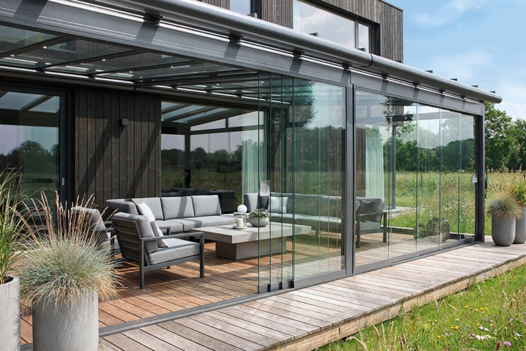 Terrassendach erweitert den Wohnbereich nach draußen