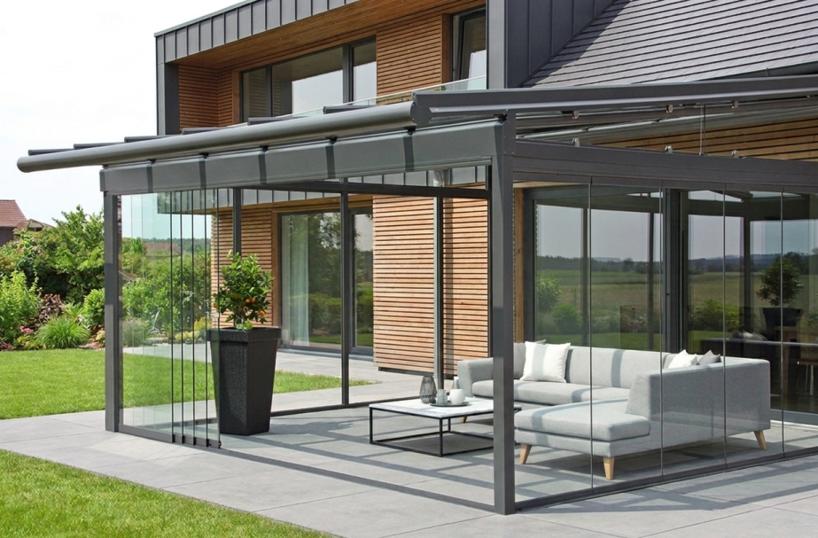 Terrassenüberdachung mit Glasdach für moderne Terrasse