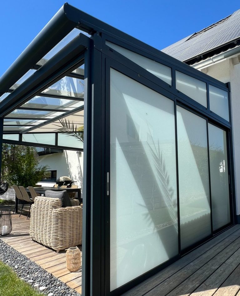 Terrassendach mit Glas-Schiebeelementen und seitlichem Wetterschutz