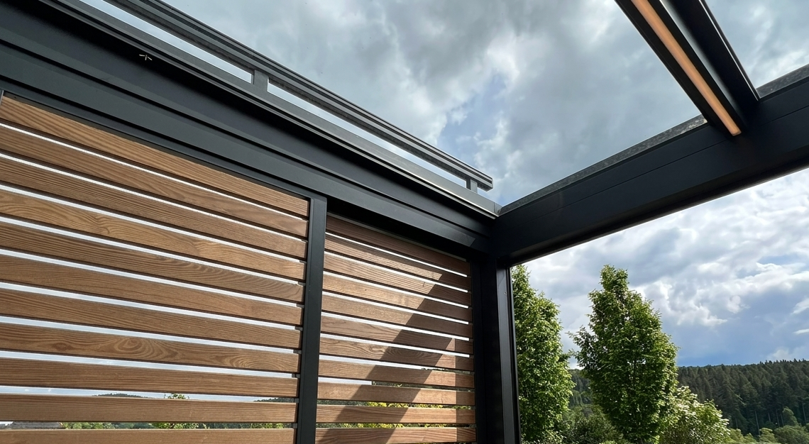 Pergola-Glasdach mit seitlichem Sichtschutz
