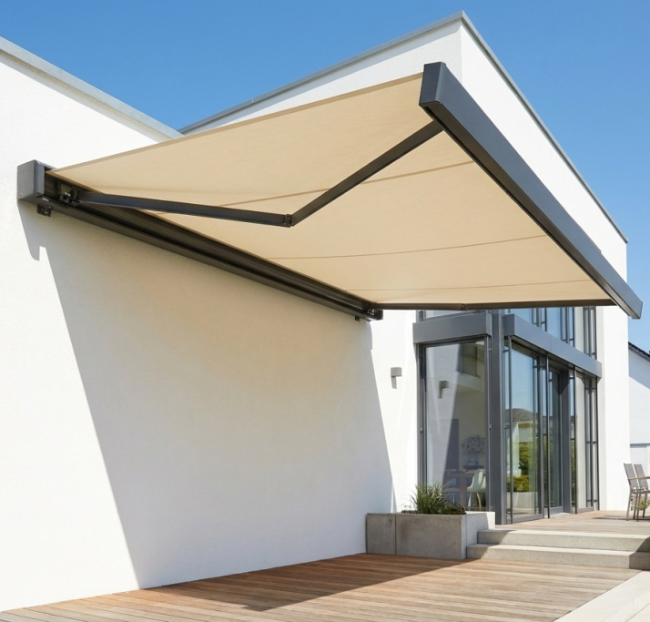 Moderne Kassettenmarkise am Haus