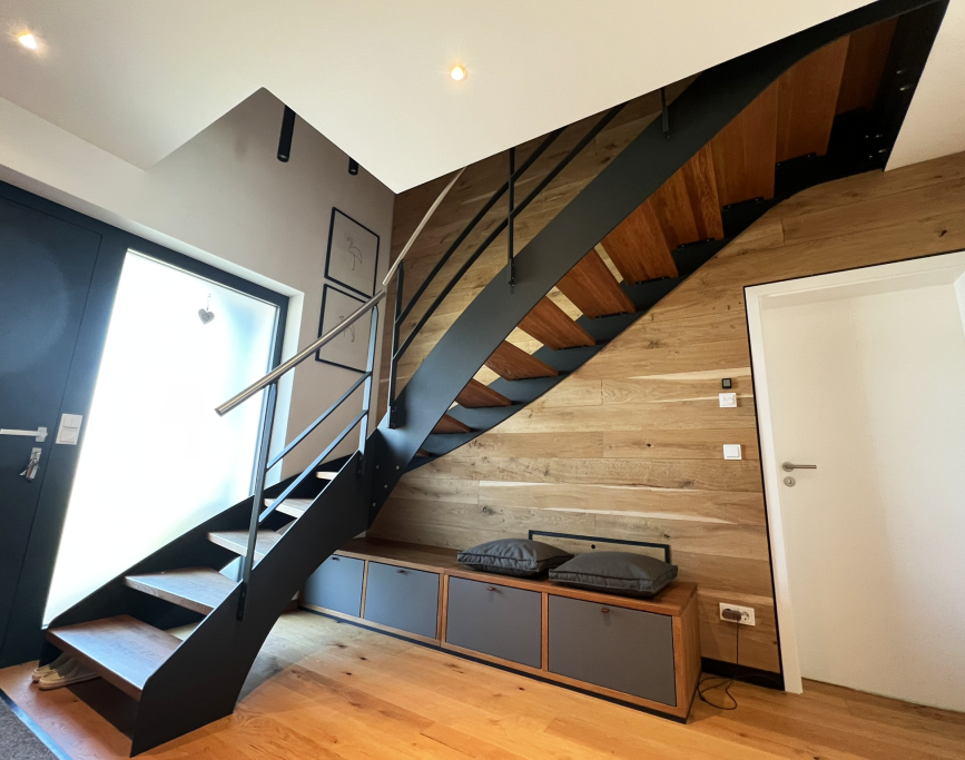 Moderne Innentreppe aus Stahl mit Holzstufen von MERPAL