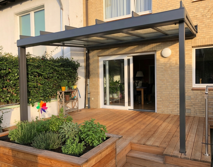 Terrassenüberdachung über Holzterrasse am Wohnhaus