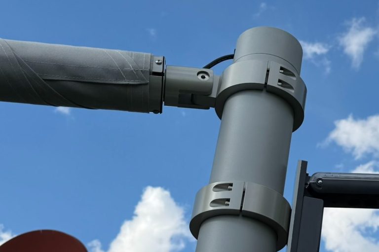 In einen Aluminiummast integrierter Motorantrieb