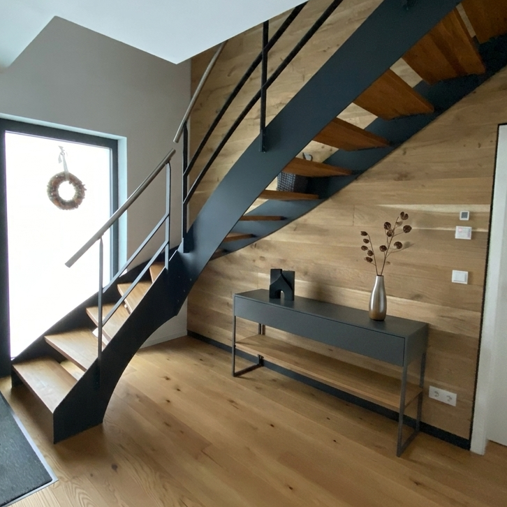 Stahl Holz Treppe als moderne Innentreppe im Wohnraum