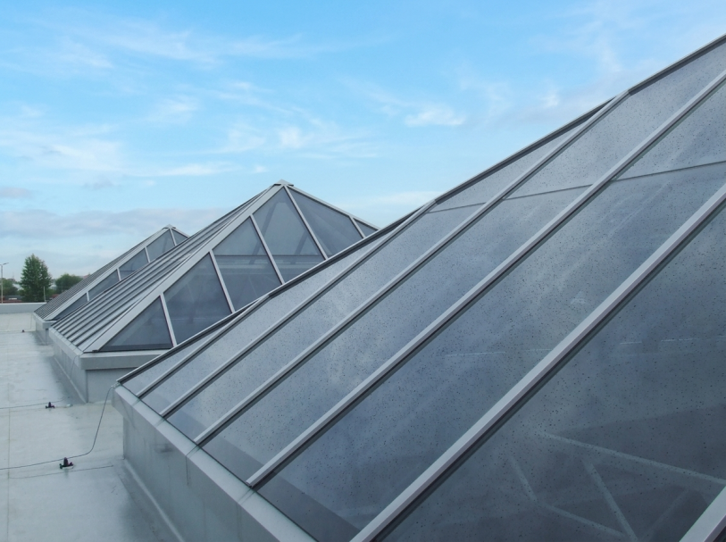 Moderne Glaskuppel am Dach eines Einkaufszentrum