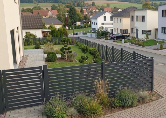 Aluminium Gartenzaun entlang einer Wohnstraße mit Vorgarten