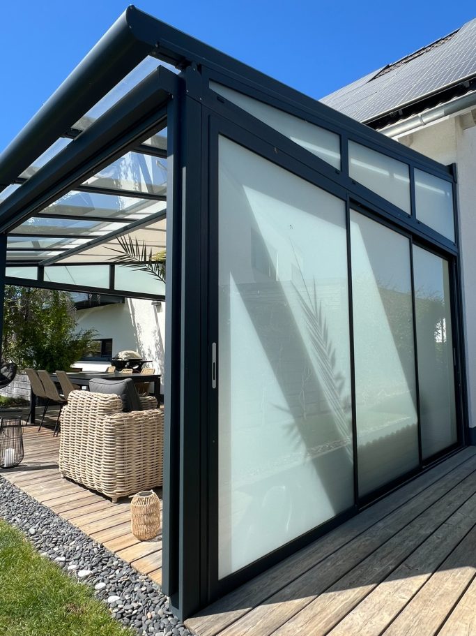 Terrassendach mit Seitenelementen als Wind und Sichtschutz