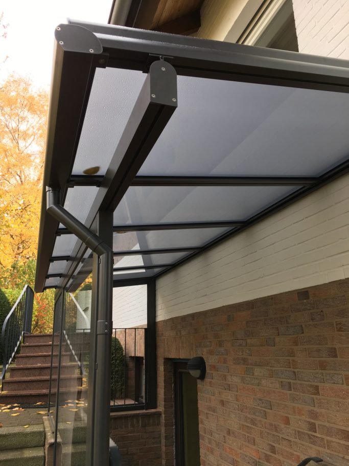 Wandanschluss einer Terrassenüberdachung aus Metall und Glas