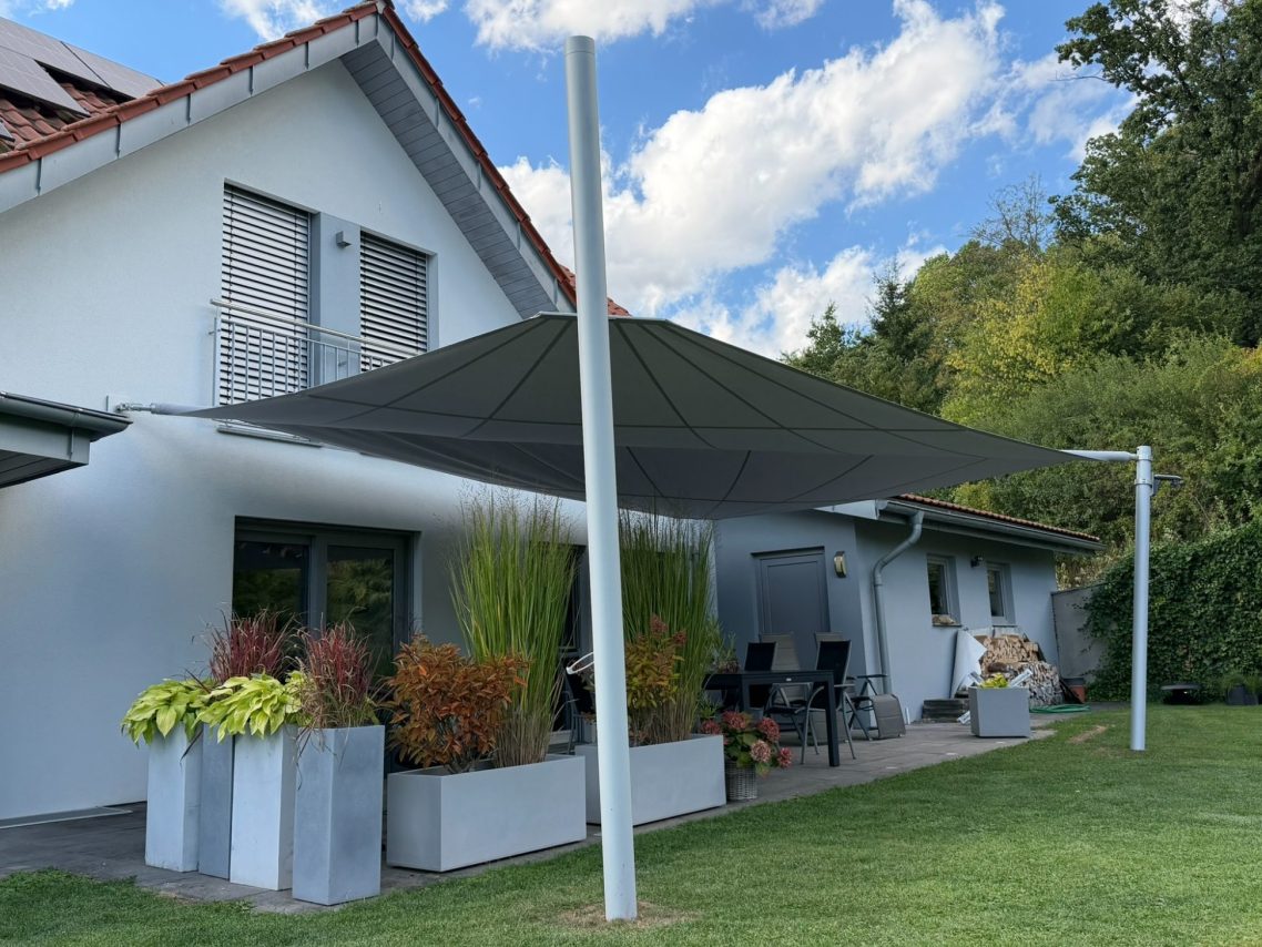Aufrollbares Sonnensegel mit Mast- und Fassadenbefestigung