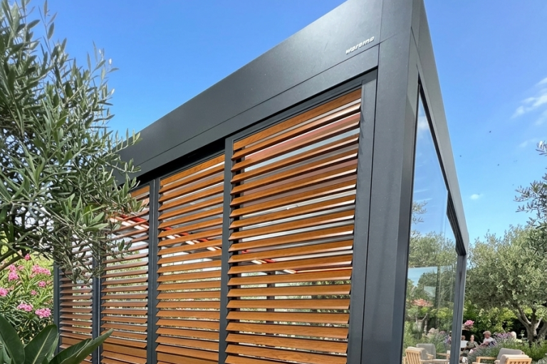 Pergola mit Stoffdach und Lamellen-Schiebeläden