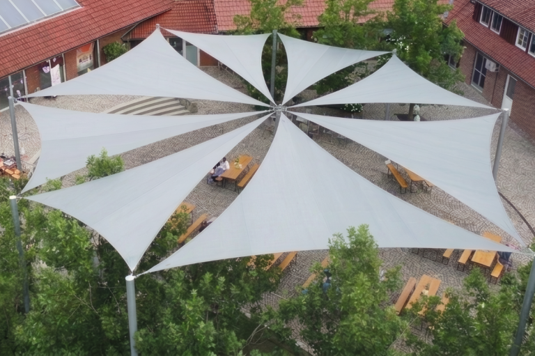 Großes, mehrteiliges Sonnensegel über einen Hof