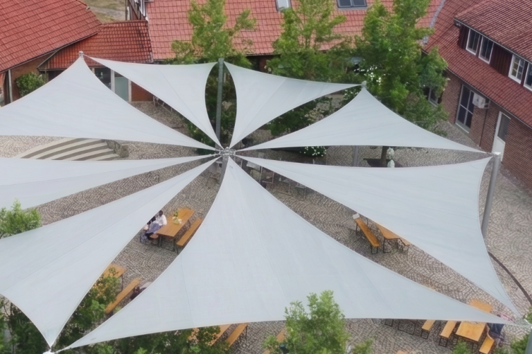 Großes, mehteiliges CARAVITA Sonnensegel für Innenhof