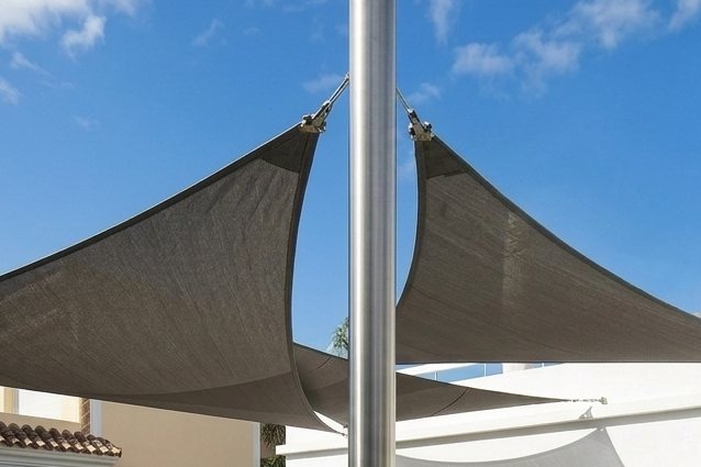 Fest installiertes CARAVITA All Season Sonnensegel mit Masten