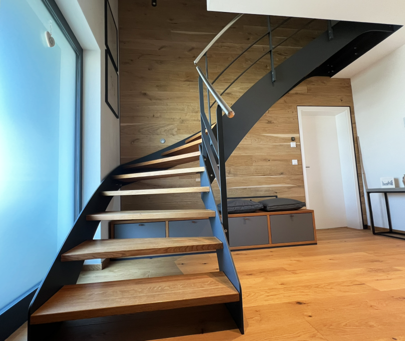 Referenz Innentreppe mit Stahl und Holz im modernen Eingangsbereich
