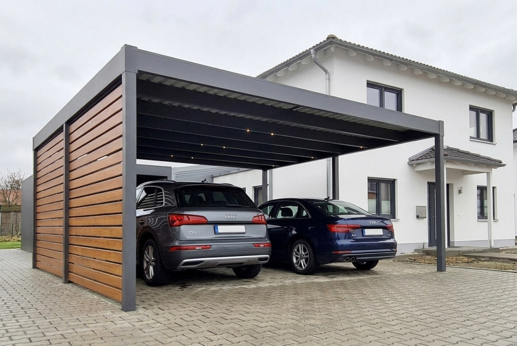 Doppelcarport mit Spot-Beleuchtung
