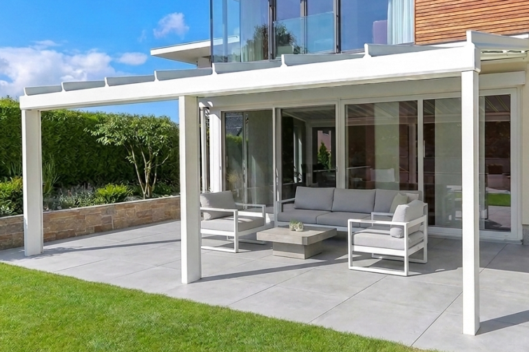 Moderne Terrassenüberdachung aus Aluminium und Glas