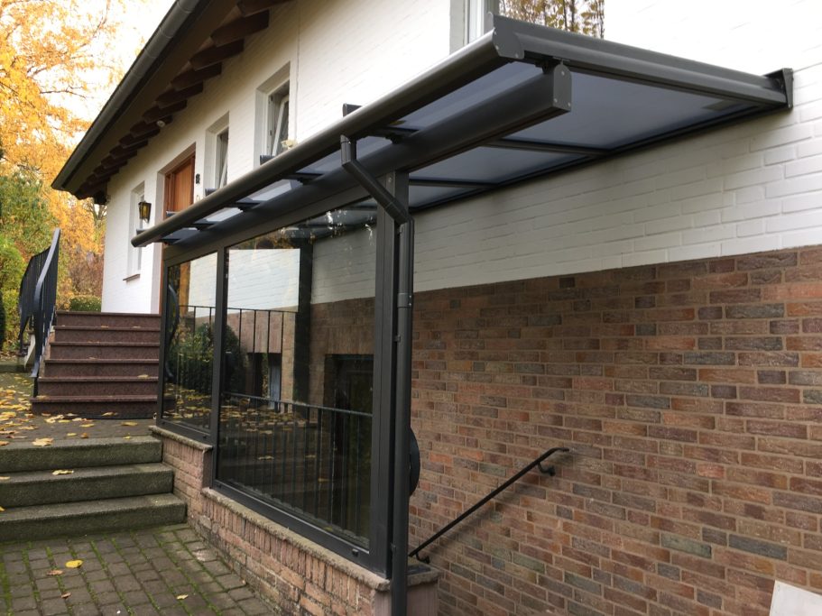 Detail der Unterseite einer Terrassenüberdachung