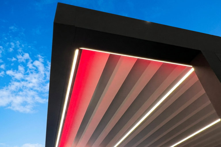 LED-Beleuchtung in Pergola mit Lamellendach