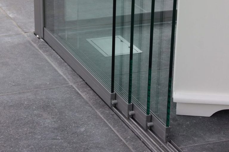 Glas-Schiebeelemente für Terrassenüberdachung und Wetterschutz