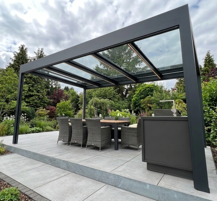 Pergola-Glasdach mit Sitzbereich auf moderner Terrasse