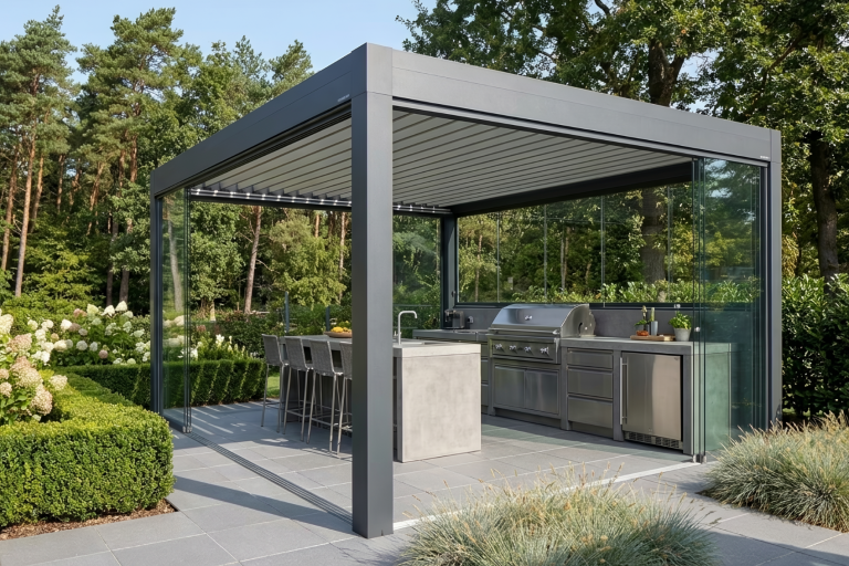 Pergola mit Lamellendach für flexible Beschattung der Terrasse
