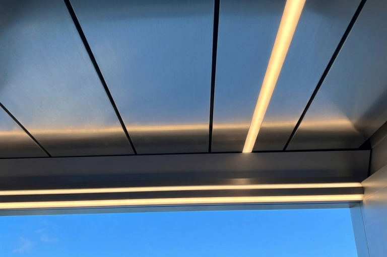 Lamellendach schützt Terrasse bei Sonne und Wetterwechsel