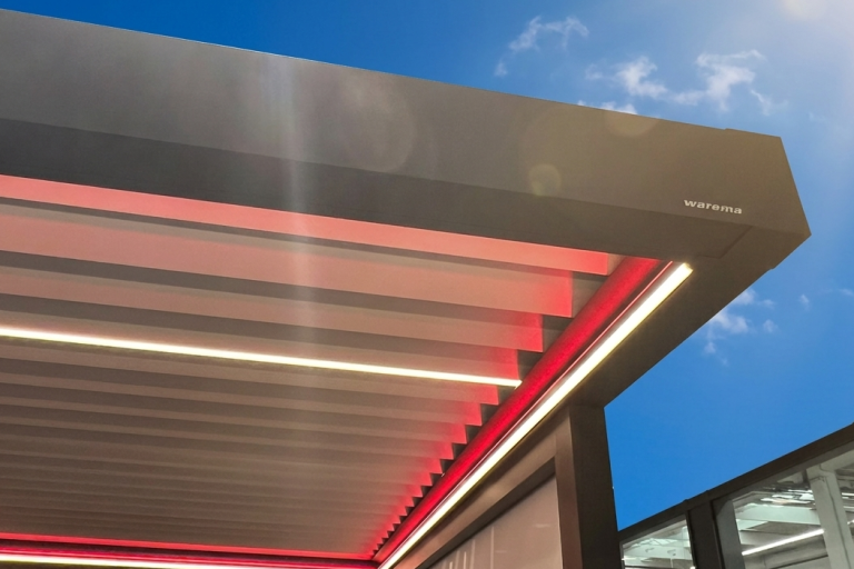 Pergola mit Lamellendach und integrierter LED und RGB Beleuchtung