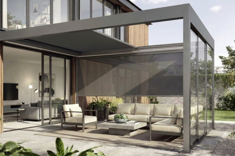 Pergola mit geöffnetem Stoffdach auf moderner Terrasse