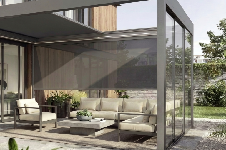 Pergola mit Stoffdach und seitlicher Senkrechtmarkise