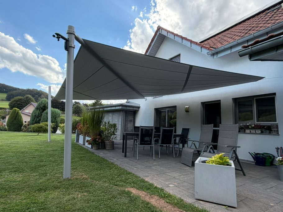Aufrollbares Sonnensegel über eine Terrasse