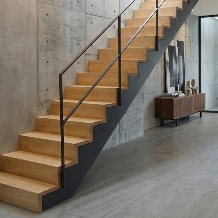 Designertreppe aus Stahl und Holz mit geradliniger Optik