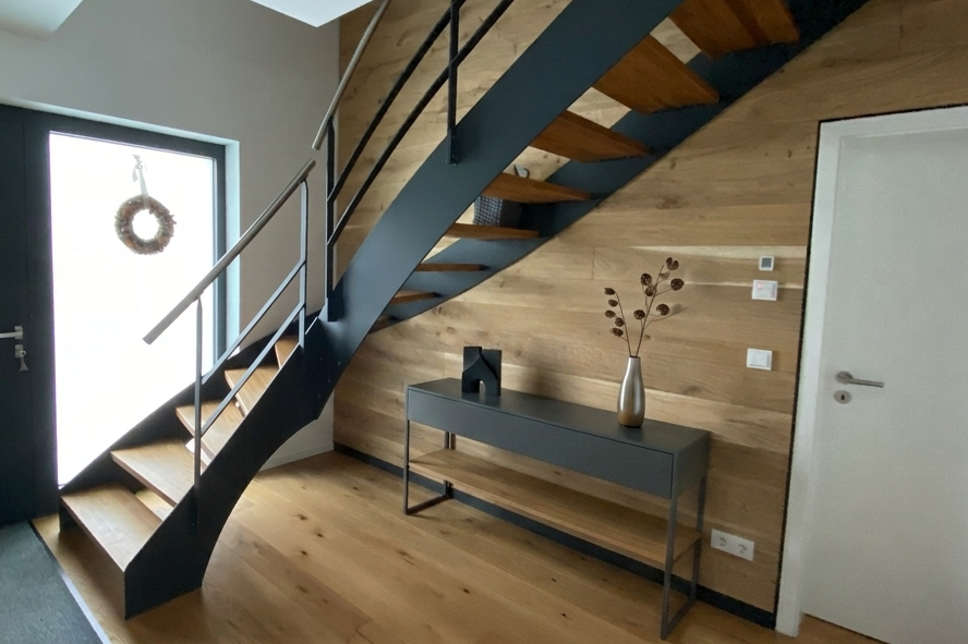 Moderne Innentreppe aus Stahl und Holz mit Geländer