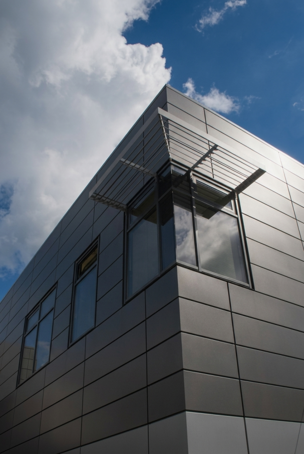 Hinterlüftete Blechfassade mit modernem Sonnenschutz
