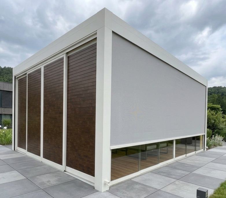 Terrassendach mit Glasüberdachung und Holzterrasse am Haus